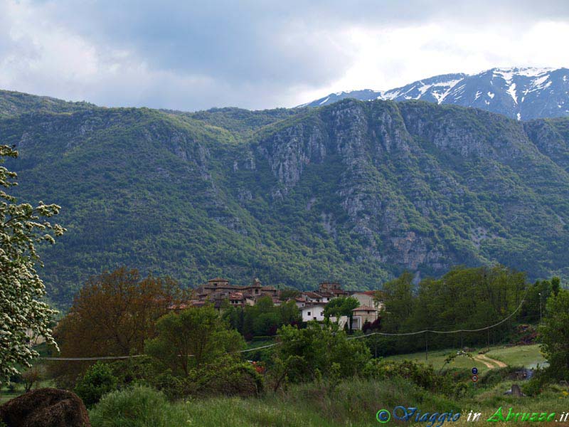 01-P5114738+.jpg - 01-P5114738+.jpg - Panorama del borgo e dei monti che lo sovrastano.